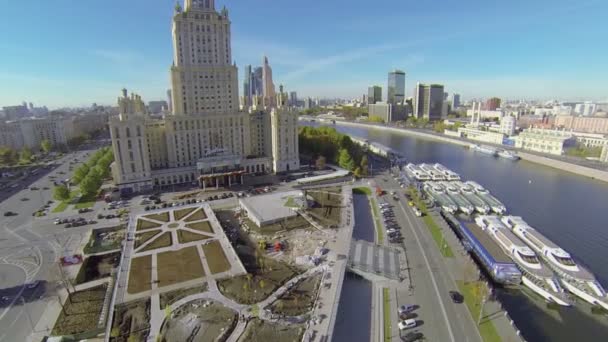 Tráfico cerca de hotel Ukrain — Vídeos de Stock