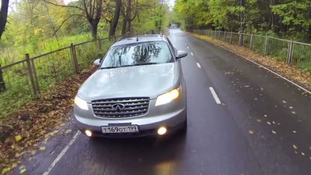 Сріблястий автомобіль з вогнями на водіння повільно — стокове відео