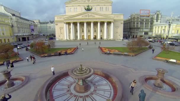 Ludzie chodzą przez plac w pobliżu gmach Bolshoy teatr — Wideo stockowe