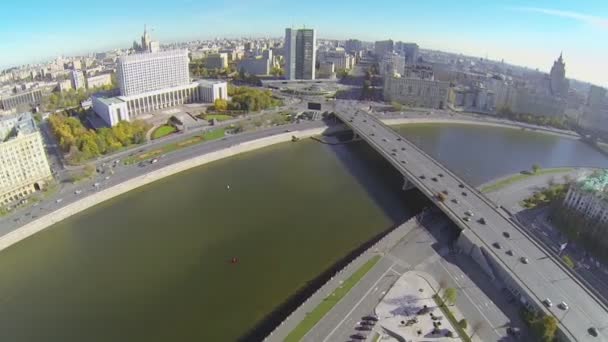 Verkeer op de brug en de kade in de buurt van witte huis — Stockvideo