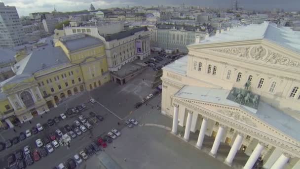 Parkeren op het theatrale plein in de buurt van Bolsjoj theater — Stockvideo