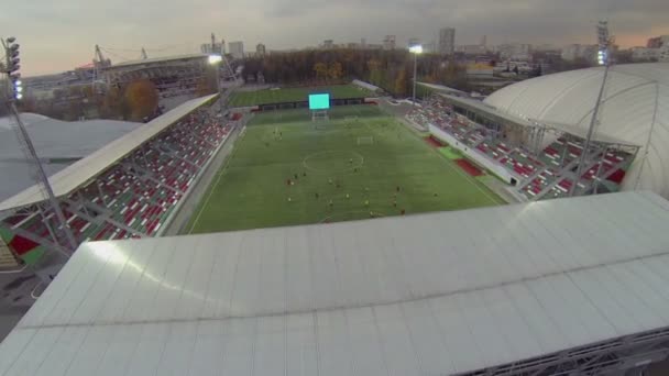 Campo de fútbol cerca del estadio — Vídeo de stock