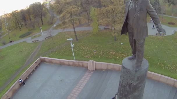 Monument pour S.Korolev dans le jardin public avec les gens — Video