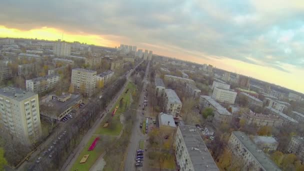 Autos fahren im Herbst durch die Straße — Stockvideo