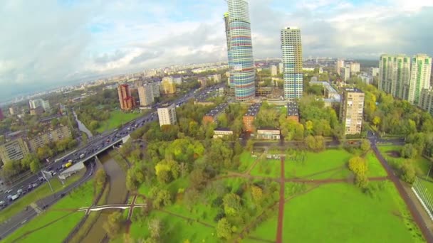 Panorama van de stad met wolkenkrabber — Stockvideo