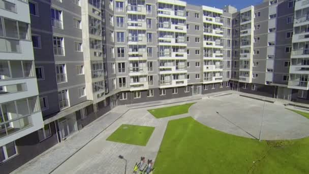 Neues Haus des Wohnkomplexes romashkovo am sonnigen Herbsttag — Stockvideo