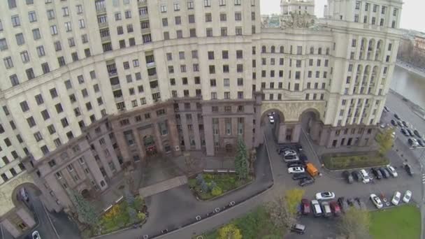 Parking in yard near house on Kotelnicheskaya quay — Stock Video