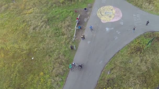 Personer med cyklar stå vid vägskäl — Stockvideo