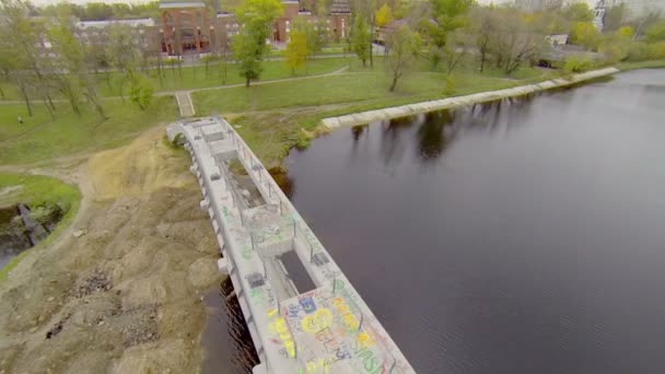 Mother with daughter walk by bridge over Cherkizovsky pond — Stock Video