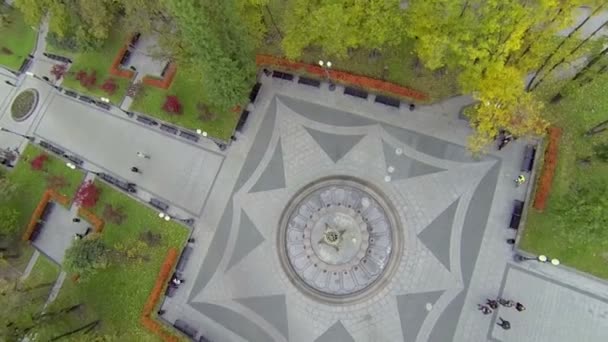 Ludzie chodzą przez park — Wideo stockowe