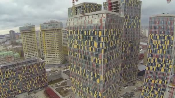 Bouwwerf van complexe Sky woonhuis — Stockvideo