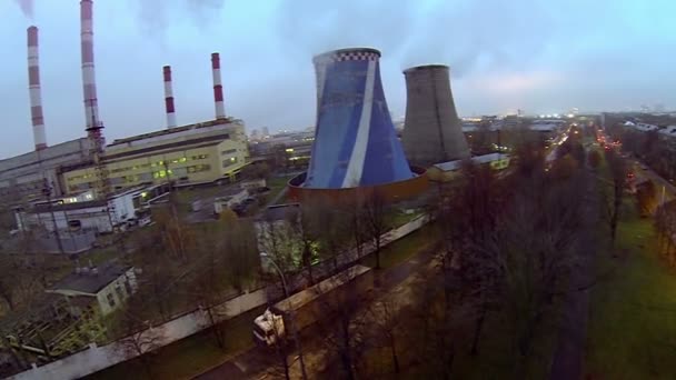 Tráfico público cerca de la central eléctrica — Vídeo de stock