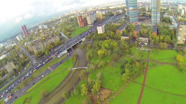 Şehir panoraması ile gökdelen — Stok video