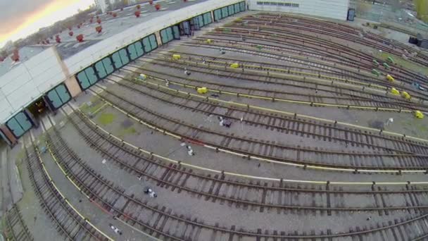 Железнодорожное депо со многими железнодорожными путями — стоковое видео