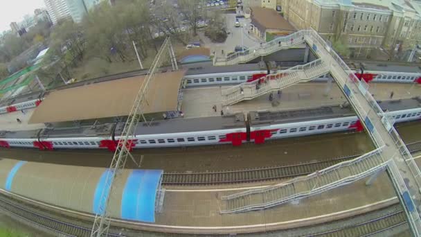 Trein aankomt naar station met een ander voertuig — Stockvideo