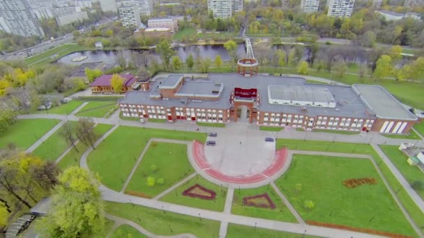 Cityscape com lagoa Cherkizovsky e parque — Vídeo de Stock