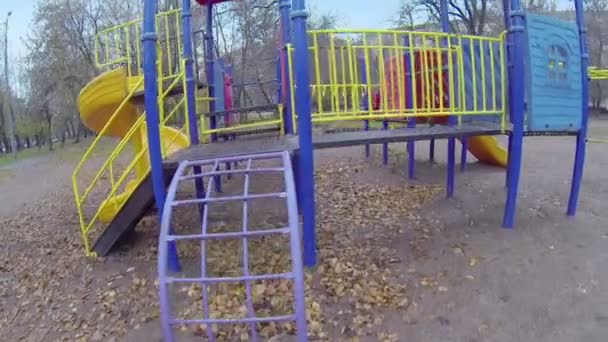 Bunter Spielplatz für Kinder — Stockvideo