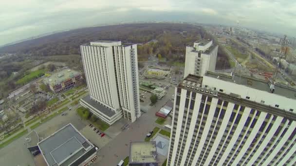 Paisaje urbano con altos hoteles de varios pisos — Vídeos de Stock