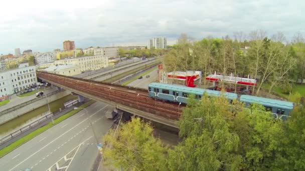 Panoramę miasta z dwupłaszczowe pociąg metra — Wideo stockowe