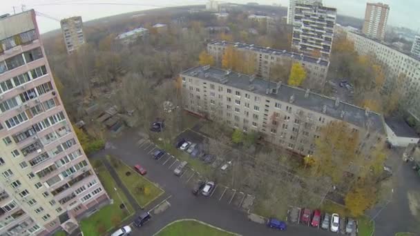 Setor urbano com estacionamento perto de casas de habitação no dia de outono — Vídeo de Stock