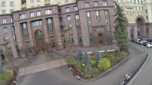 Plants near entrance of house on Kotelnicheskaya quay — Stock Video
