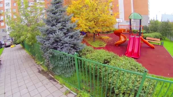 Parque infantil cerca del complejo residencial — Vídeo de stock