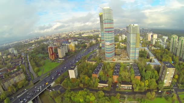 Panorama de la ciudad con rascacielos — Vídeos de Stock