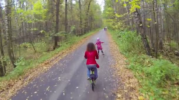 Madre e figlia godono del tempo libero con bici e rulli — Video Stock