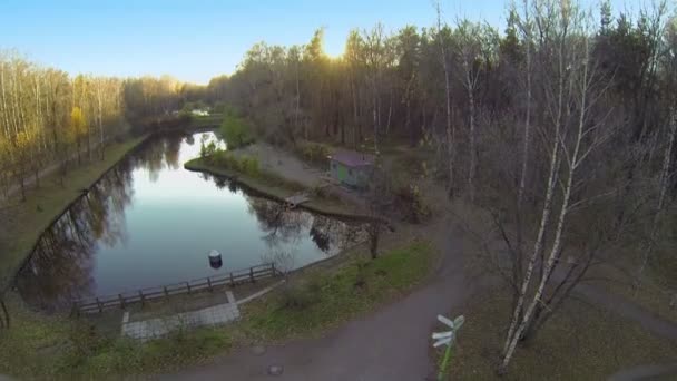 Soleil brille au-dessus de la forêt autour de Putyaevskiy étang 