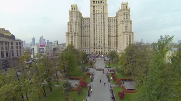 Wysoki, mieszkania, budynku przy ulicy Kudrinskaya — Wideo stockowe
