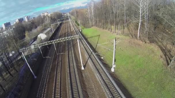 Järnvägen fodrar nära staden byggnader på soliga höstdag — Stockvideo