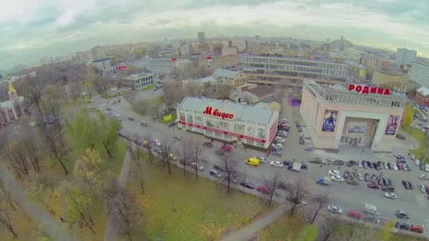 Straßenverkehr in der Nähe des Kinos Rodina — Stockvideo