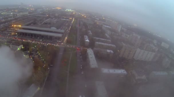 La vapeur vole au-dessus de la ville avec le trafic de rue à la soirée d'automne — Video