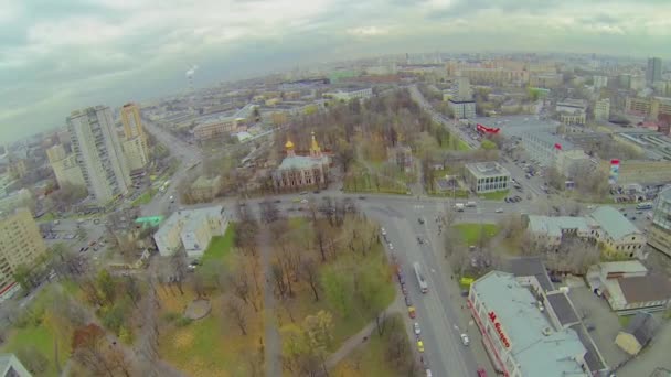 Trafik på korsvej nær kirke – Stock-video