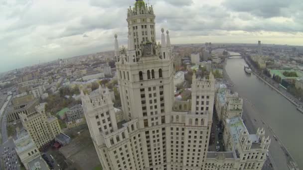 Residential skyscraper on Kotelnicheskaya embankment — Stock Video