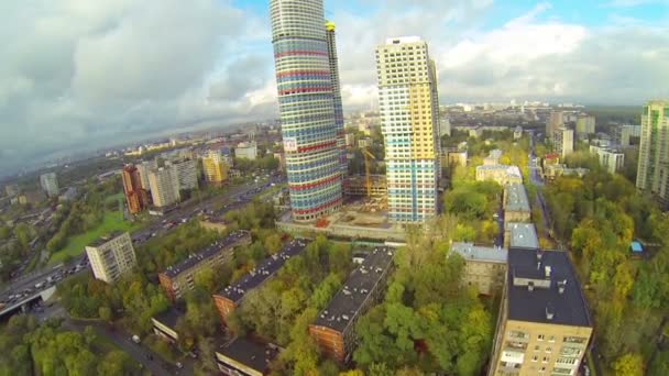 Große moderne Stadt mit kleinem Fluss — Stockvideo