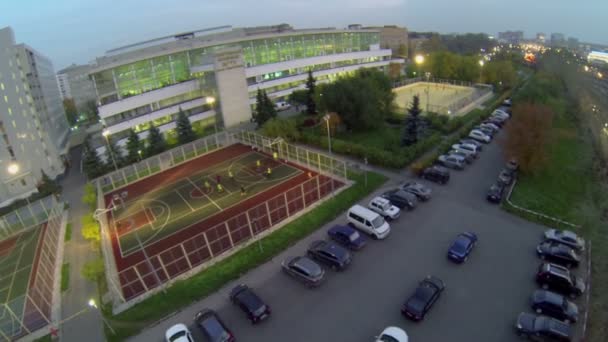 Студенты играют в футбол на полях спортивного комплекса — стоковое видео