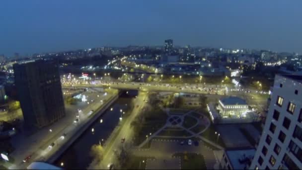 Stadsbild med trafik på kajen Yauza floden — Stockvideo