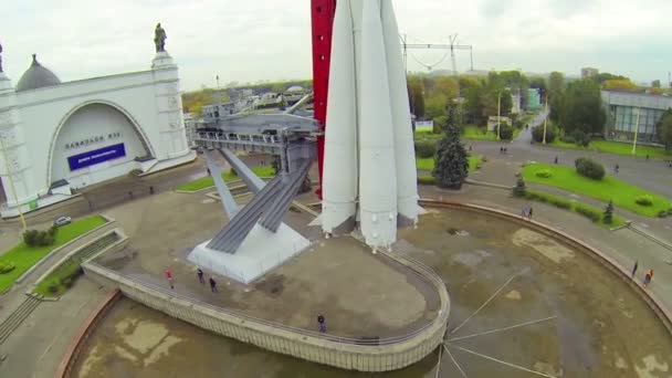 Raket monument op het plein van de tentoonstelling center op Vvc — Stockvideo