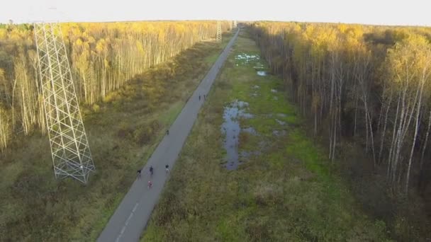 Menschen fahren auf Fahrrädern — Stockvideo