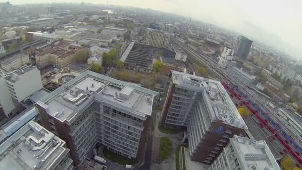 Paisaje urbano con oficinas y complejo hotelero — Vídeos de Stock