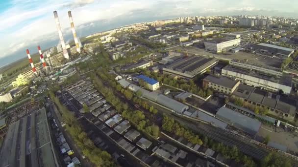 Panorama de la ville avec grande usine, vue ci-dessus — Video