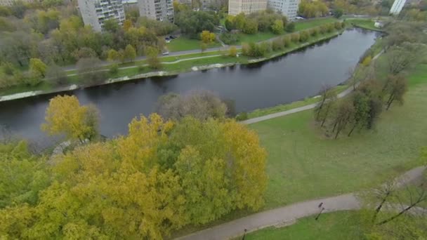 Samochód jeździ po drogach w pobliżu staw Cherkizovsky w jesienny dzień w Moskwie — Wideo stockowe