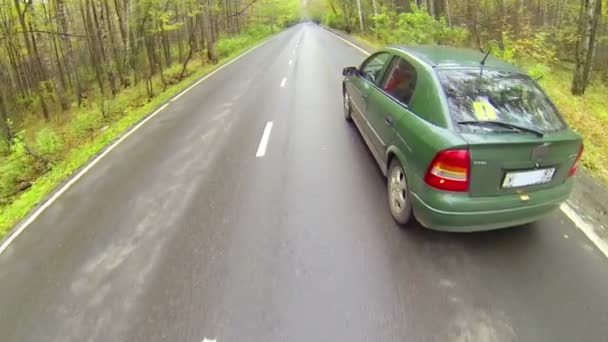 Автомобиль по асфальтированной дороге — стоковое видео