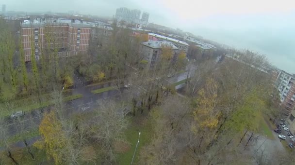 Cityscape met veel bomen — Stockvideo