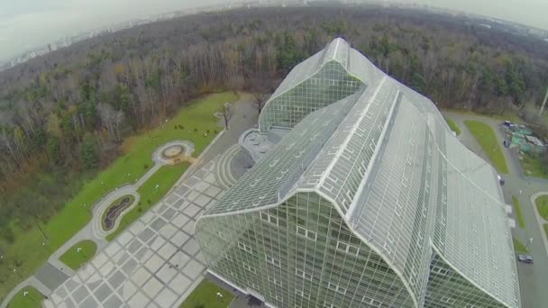 Futuristik cam bina ana sera Botanik Bahçesi — Stok video