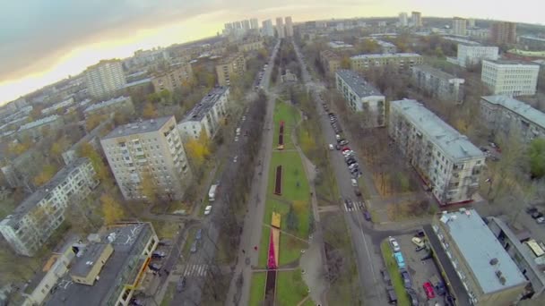 Staden panorama med trafik på gatan vid Höstkväll — Stockvideo