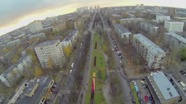 Panorama van de stad met verkeer op straat aan herfst avond — Stockvideo