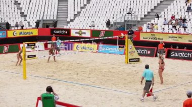 Plaj voleybol maçı sahada