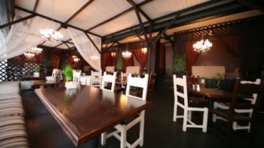 Sandalyeleri yakınındaki boş rahat Restoran tablolarda